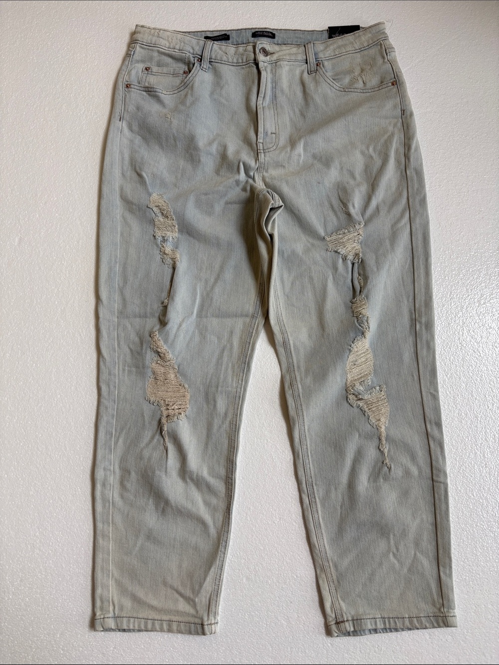 NWT Plus Ladies wild fable Light Wash High-Rise Distressed Mom Jeans Size 16/33W